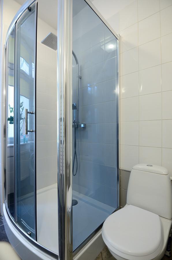 Victus Apartamenty, Adams